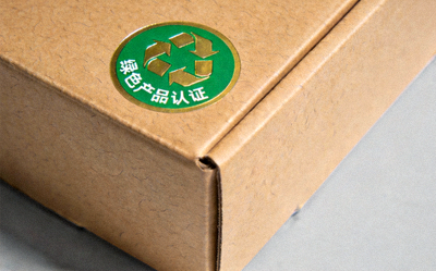 可回收材料制成的电商包装与绿色产品认证标签特写